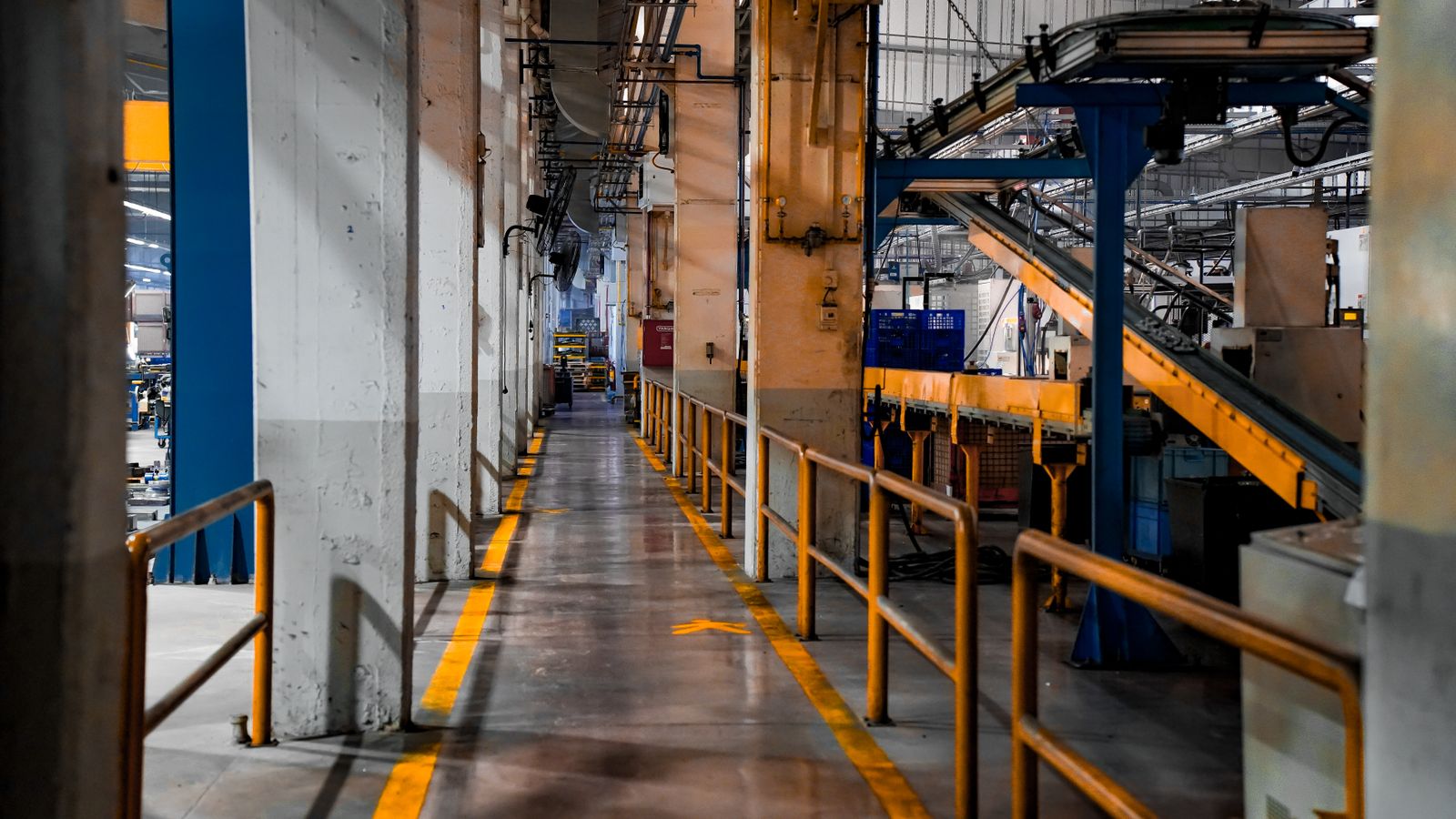 Interior de fabrică modernă cu linie de producție